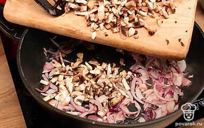 Разогрейте оливковое масло на сковороде и обжарьте лук до золотистой корочки. Затем добавьте грибы и жарьте 5 минут.