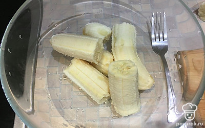 Размять почти все бананы вилкой. Половину банана отложить в сторону.