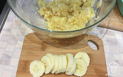 Отложенную половинку банана нарезать кружочками. Муку с разрыхлителем смешать.