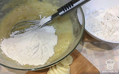 К размятым бананам добавить остальные составляющие, хорошо объединяя смесь, постепенно добавить муку, смешанную с разрыхлителем. В конце вмешать горсть шоколадных капель.