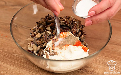 Переложите лук с грибами в другую посуду, смешайте с творожным сыром, добавьте соль, паприку и перец.