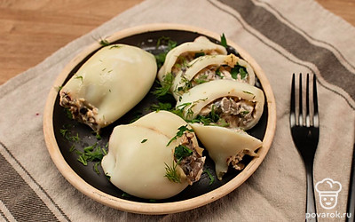 Готовые кальмары нарежьте крупными кольцами.