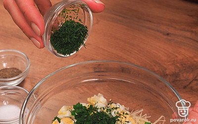 Приготовьте начинку. Смешайте сыр с яйцом, добавьте измельченный зеленый лук и укроп. Заправьте сметаной, посолите и поперчите по вкусу. Хорошо перемешайте.