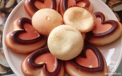 Творожные кексы очень вкусны горячими, особенно, если добавить сверху немного сметанки или любимого варенья. Приятного аппетита!