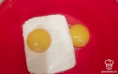 В миску кладем творог. Белки отделяем от желтков. Желтки добавляем к творогу.