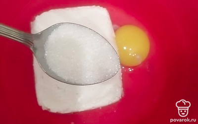Кладем сахар.