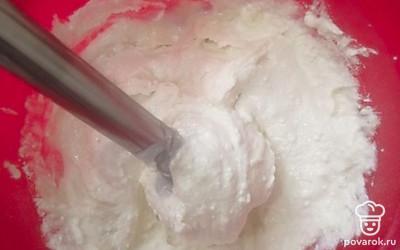 Всю массу хорошо пробиваем блендером до однородности.