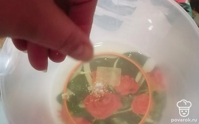 Белки кладем в отдельную миску. Добавляем немного соли.