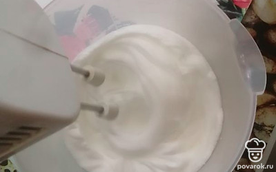 Взбиваем миксером до устойчивых пиков.