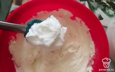 Затем аккуратно, чтобы белки не осели, по одной ложке добавляем белки в творожную массу. Перемешиваем лопаточкой снизу вверх.