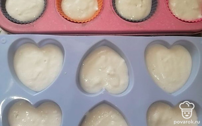 Раскладываем тесто в силиконовые формочки. Выпекаем в разогретой до 190 градусов духовке в течение 25 минут, ориентируясь на духовку.