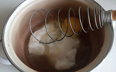 С помощью венчика тщательной взбейте яйцо, сахар и кефир. 