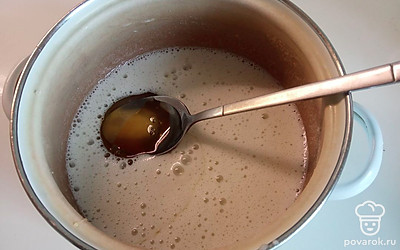 Затем к полученной массе добавьте растопленный мед, тщательно перемешайте. 