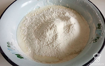 Затем аккуратно введите заранее просеянную муку, а также ванилин и соду. 