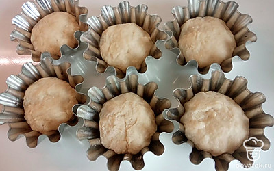 Скатайте густое тесто, а потом распределите его на шарики, каждый из которых поместите в смазанную маслом форму. Выпекайте при температуре 180 градусов в течение 25-30 минут. 