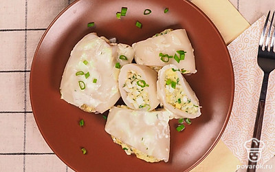 Кальмары, фаршированные яйцом, разрежьте на порционные кусочки и подавайте к столу в качестве самостоятельного блюда. Остывшиее блюдо можно использовать в качестве холодной закуски.