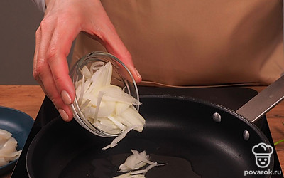 Обжарьте лук. Разогрейте растительное масло на сковороде. Обжарьте лук до золотистого оттенка. Следите, чтобы он не пригорал.
