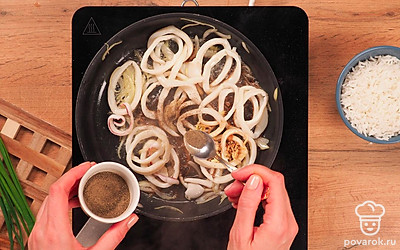 Добавьте к кальмарам оставшиеся продукты. На сковороду с луком и кальмарами выложите кубики чеснока, влейте соевый соус, поперчите и посолите по вкусу. Перемешайте ингредиенты, продолжайте жарить 2 минуты.