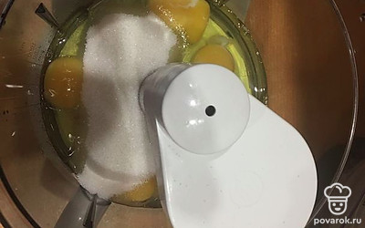 Взбить яйца с сахаром.