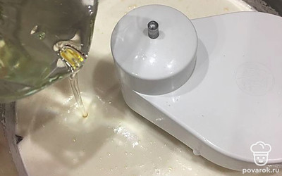 Добавить кефир, соду, растопленное сливочное масло.