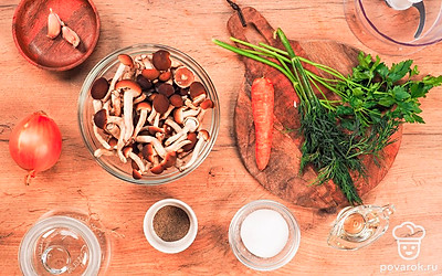 Выложите все ингредиенты на видное место. Грибы помойте и нарежьте произвольно. Измельчите чеснок. Натрите морковь на терке. Очистите лук и нарежьте мелкими кубиками или полукольцами. Приготовьте емкость или банку для готовой грибной икры, мясорубку или блендер, нож, разделочную доску.