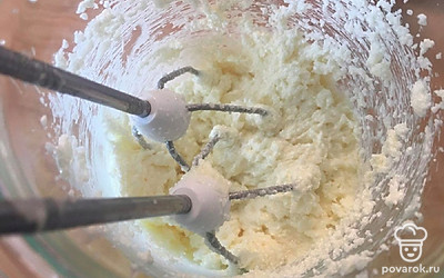 Соедините мягкое сливочное масло и сахар. Взбейте.