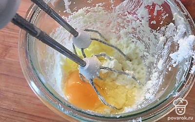 Вбейте по одному яйца.