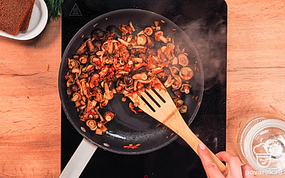 Приготовьте икру из опят. На растительном масле обжарьте измельченный лук с морковью в течение 5 минут. Добавьте грибы. Жарьте до полной готовности грибов в течение 20-30 минут. Когда из грибов уйдет лишняя жидкость, добавьте чеснок, соль и перец. Обжарьте в течение 10 минут. Переложите всю массу вместе с остатками масла в мясорубку или блендер, измельчите до однородной пасты. Выложите еще теплую икру из опят в банку или емкость для хранения. Если хотите оставить закуску на зиму, закатайте банки, предварительно простерилизовав их вместе с крышками.