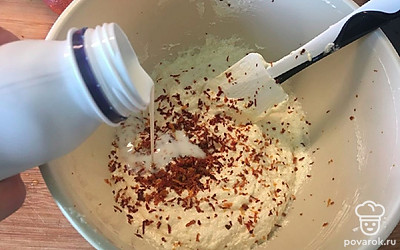 Влейте йогурт.