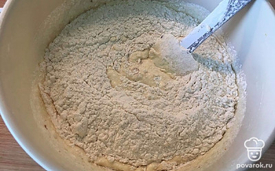 Просейте 1,5 стакана муки и разрыхлитель, перемешайте лопаткой до однородности.
