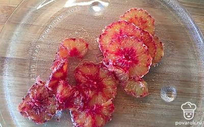 Почистите апельсины, нарежьте на тонкие кружочки.