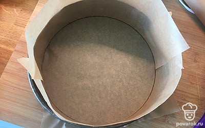  Форму диаметром 20 сантиметров выложите пергаментом.