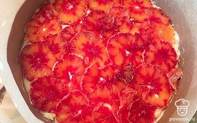 Перелейте тесто и сверху выложите апельсины.