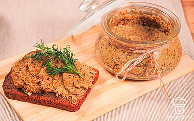 Подавайте икру на свежем хлебе, украсив любой свежей зеленью.