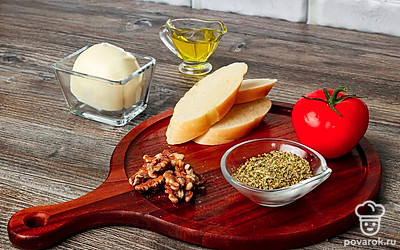 Помойте томат. От багета отрежьте 3 ломтика. Подготовьте остальные ингредиенты.