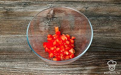 Томат нарежьте мелким кубиком и выложите в миску.
