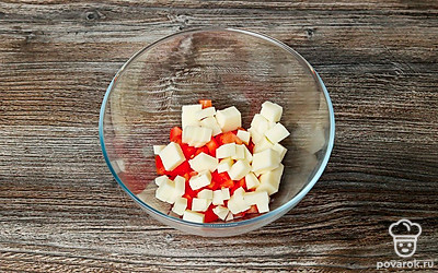 Моцареллу тоже нарежьте мелким кубиком и добавьте к томатам.