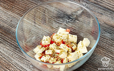 Заправьте сыр и томаты оливковым маслом. Добавьте соль, перец и прованские травы. Перемешайте.