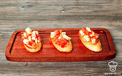 Выложите начинку на поджаренные ломтики багета.