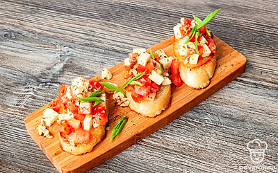 Украсьте брускетты перышками зеленого лука и кусочками грецкого ореха. Готово. Приятного аппетита.