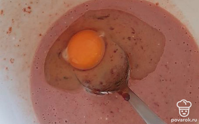 Влить растительное масло и вбить яйцо.