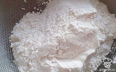 Просеять муку.