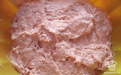 Перемешать ингредиенты и выложить в форму. 