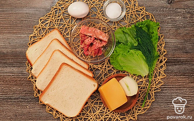 Включите духовку и разогрейте ее до 170 градусов. Подготовьте сковороду, застелите ее фольгой или пергаментом. Разложите перед собой ингредиенты. Выложите из консервной банки в миску тунца и разомните его вилкой. Промойте листья шпината и дайте им обсохнуть. Почистите лук и нарежьте его тонкими кольцами. Чтобы не плакать, пока режете лук, наберите в рот воды.