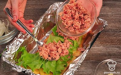 Соберите сэндвич: положите на него слоями поочередно кусочек сыра, пару листиков шпината, размятые вилкой кусочки тунца, колечки лука и снова кусочек сыра. Закройте начинку вторым кусочком хлеба.