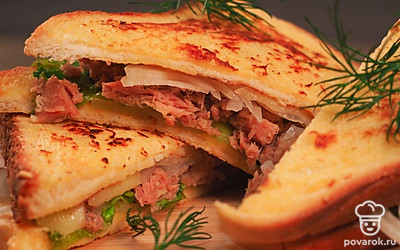 Можно разрезать каждый сэндвич по диагонали и подать их на красивой деревянной разделочной доске, украсив веточками укропа.