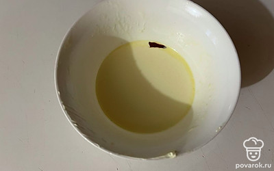 Маргарин растопите до жидкого состояния.