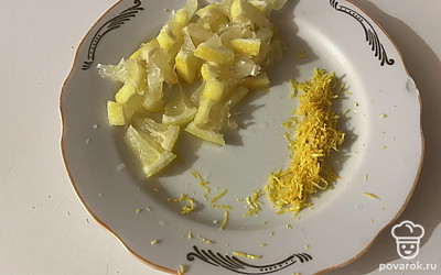 С одного лимона снимите цедру, и сам лимон нарежьте на маленькие кусочки.