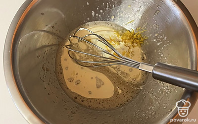 В емкости соедините яйца, сахар, растопленный маргарин и цедру лимона.