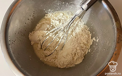 Затем к этой жидкой смеси добавьте муку.